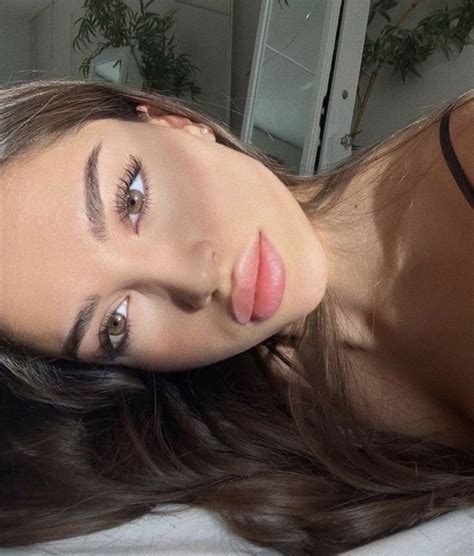 Pin op ɢ ɪ ʀ ʟ s Brunette haarkleur Oogmake up Wimpers