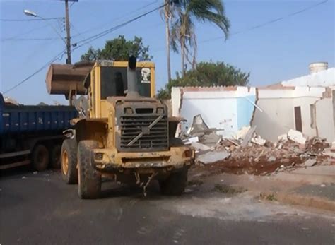 Prefeitura Inicia Demoli O Dos Muros De Casas Em Rua Do Bairro Granada