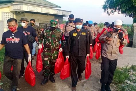 Tni Polri Di Cirebon Bagikan Sembako Untuk Warga Terdampak Ppkm Darurat