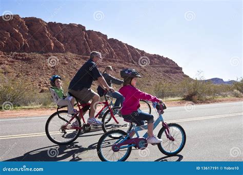 Familien Fahrrad Fahrt Stockbild Bild Von Erholung Muttergesellschaft