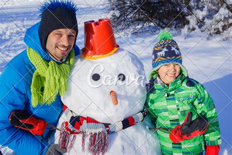 Family building snowman - Photos by Canva