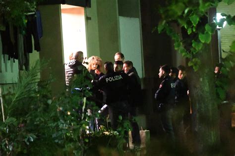 Omicidio A Bologna Uccide La Madre A Coltellate FOTO