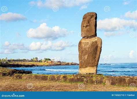 Moai Al Tautira Nell Alba Isola Di Pasqua Cile Di Ahu Fotografia