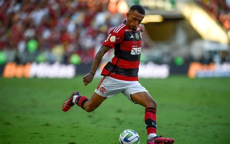 Lateral Direito Do Flamengo Wesley Conquista A Titularidade Ap S Ser