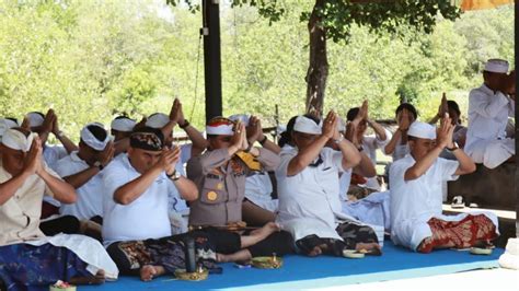 Pemkab Tanam Bakau Pemkab Jembrana Pusatkan Perayaan Tumpek Wariga