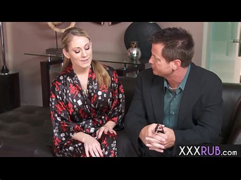 La MILF aux gros seins Amber Ashlee a massé et sucé une grosse bite et le client a aimé ses