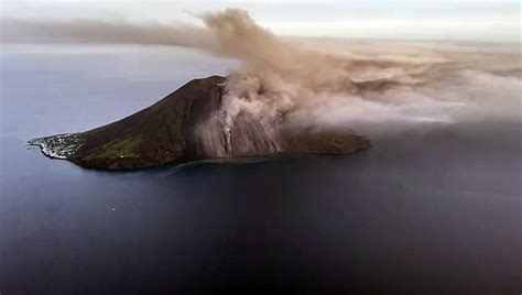 Stromboli Fumo E Lava L Eruzione Vista Dall Alto Video Dailymotion