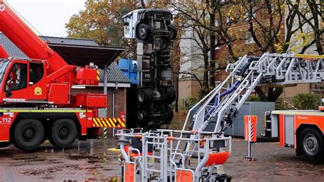 Kurioser Unfall In Hamburg Lkw Macht M Nnchen Ndr De Nachrichten