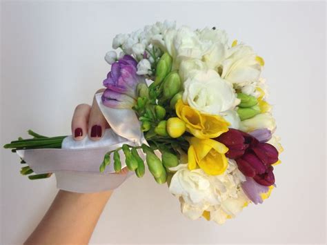 Mini Bouquet De Fresias Ideal Para Un Casamiento Al Aire Libre