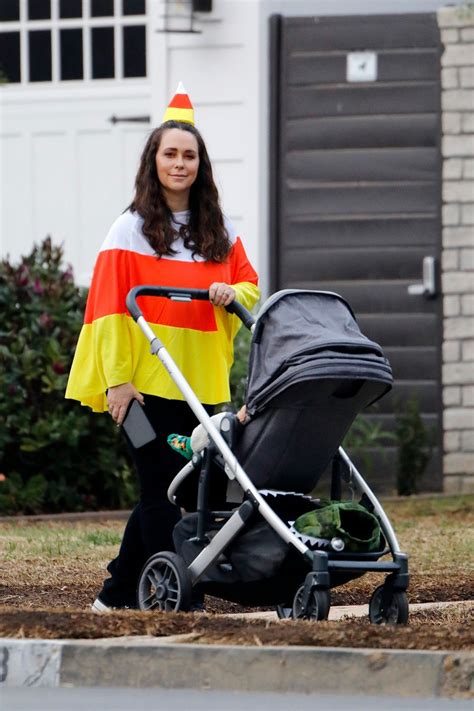 Jennifer Love Hewitt In Her Pacific Palisades Neighborhood 10312022