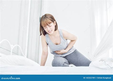 Les Femmes Ont La Douleur Abdominale Sur Le Matelas Image Stock Image