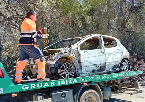 Incendio En Ibiza Arde Un Coche Y El Fuego Se Propaga Por La Vegetaci N