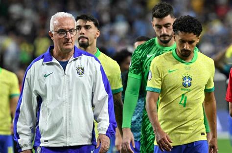 Jornal Argentino Ironiza Eliminação Do Brasil Na Copa América Ronaldinho Não Perdeu Nada A