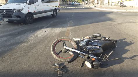 Motociclista Arremessado Ap S Batida Van Em Cruzamento De Goi Nia