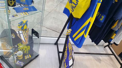 Il Parma Il Temporary Store La Seconda Maglia Hernani E Pezzella