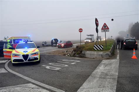 Incidente Tra Due Auto In Via Canale Molinetto Foto Massimo Argnani