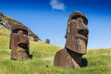 Statue Di Moai In Rano Raraku Volcano Nell Isola Di Pasqua Cile