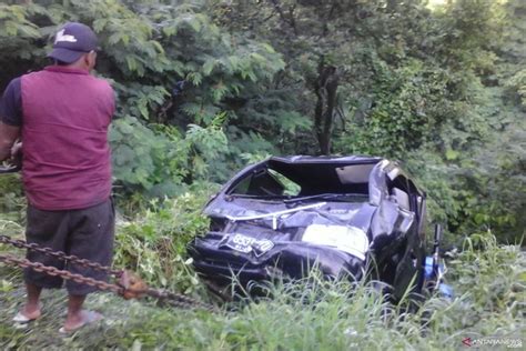 Mobil Bak Terbuka Terjun Ke Jurang Sedalam 10 Meter ANTARA News