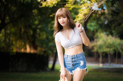 4K Asian Pose Bokeh Shorts Singlet Glance HD Wallpaper Rare