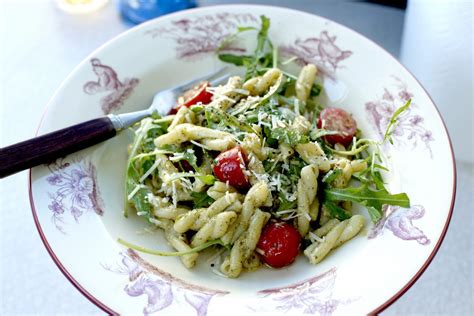 Pasta Strozzapreti Med Pesto Cocktailtomater Och Parmesan Recept