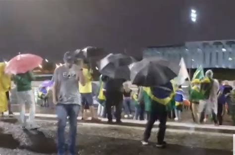 AGORA Mesmo Chuva Populares Protestam Em Frente Ao Quartel