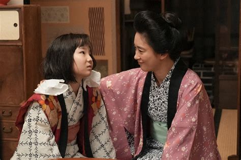 連続テレビ小説「ブギウギ」第3話。花田家・居間にて。ツヤ（水川あさみ）と話しをする鈴子（澤井梨丘・左）（c）nhk ― スポニチ