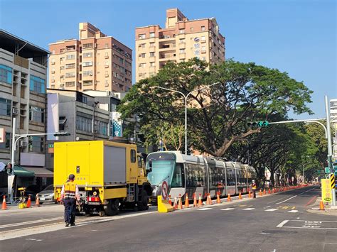 輕軌駛入雨豆樹路廊 首度於九如自由路段行車測試 很角色時報