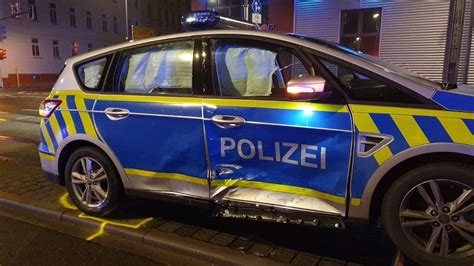 Schwerer Unfall In Der Merseburger Stra E Polizeiauto Auf