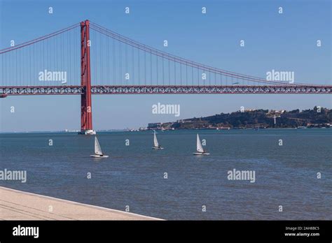 25 de Abril Bridge Stock Photo - Alamy