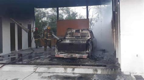 Se Incendia Camioneta Estacionada En Bodega