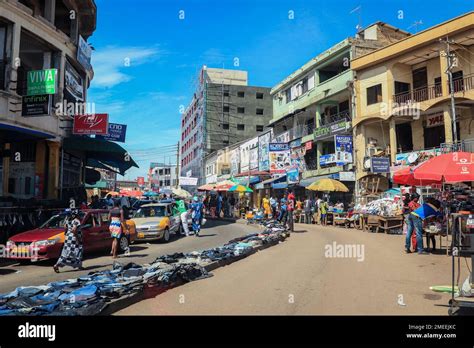 Busy Street Near The Ghana Central Market In Kumasi Stock Photo Alamy