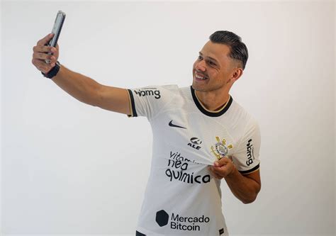 Entenda Por Que A Foto De Romero Fazendo Selfie Remete A Momento