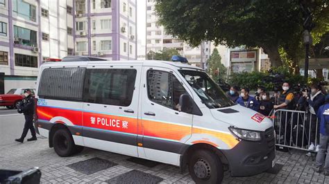 名媛碎屍案｜蔡天鳳前夫一家今早提堂 由警車押送到法院 新浪香港