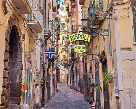 Centro Storico Giovani Vandali In Azione Colonna Storica Imbrattata