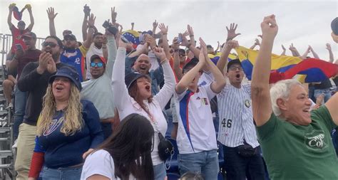 Venezolanos abarrotan las gradas del estadio de béisbol en los Juegos