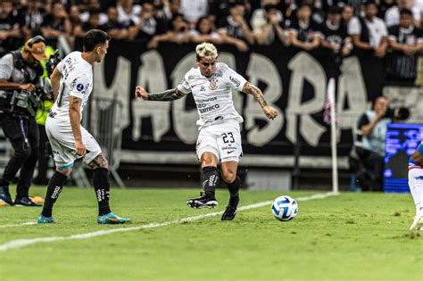 Fagner e Matías Rojas durante o duelo contra o Fortaleza