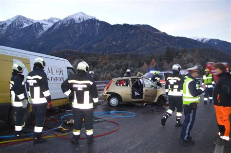 Schwerer Unfall Mit Eingeklemmter Person Landes Feuerwehrverband Tirol