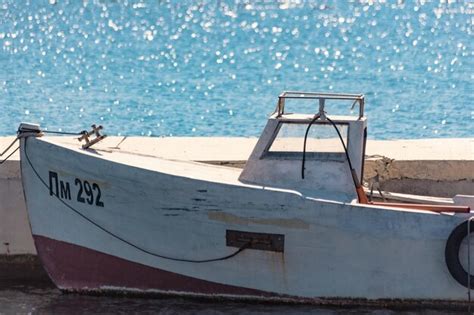 Barcos De Pesca Tradicionales A Lo Largo De La Costa En La Antigua