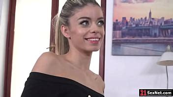 Mon professeur m a pris en flagrant délit alors je l ai laissé me baiser le cul XVIDEOS