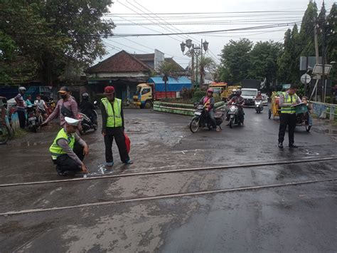 Nekat Trobos Palang Pintu Pengendara Motor Tersambar Kereta Api