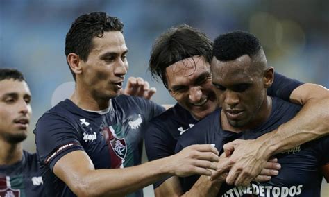 Ganso fica em campo até o fim e anima torcida em estreia vitória