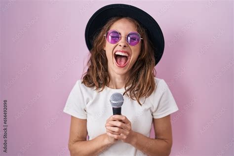 Foto De Beautiful Brunette Woman Singing Song Using Microphone Smiling