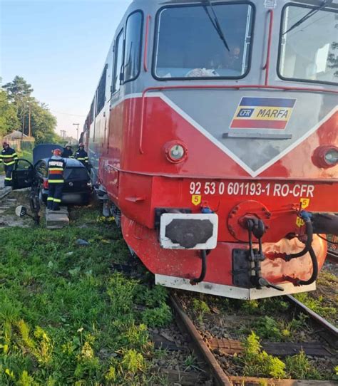 FOTO Accident cumplit la o trecere la nivel cu cale ferată într o