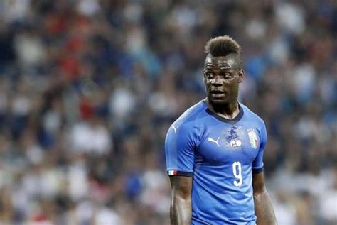 Alvo de racismo Balotelli pede Itália mais aberta