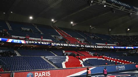 PSG La tribune Auteuil du Parc des Princes partiellement fermée face