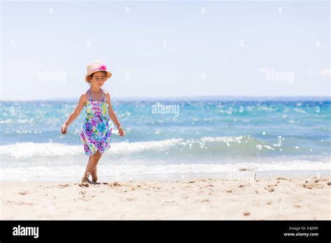 Petite Fille A La Plage Banque De Photographies Et Dimages à Haute