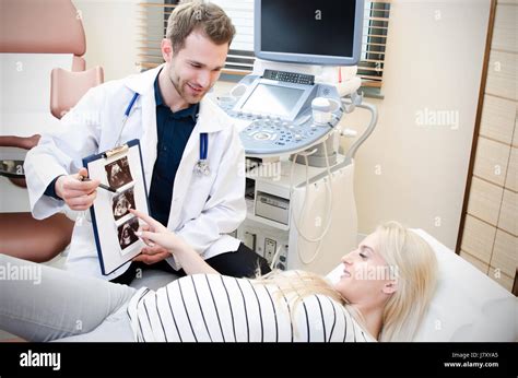 Muestra Doctor Beb Imagen De Ultrasonido Para La Mujer Embarazada