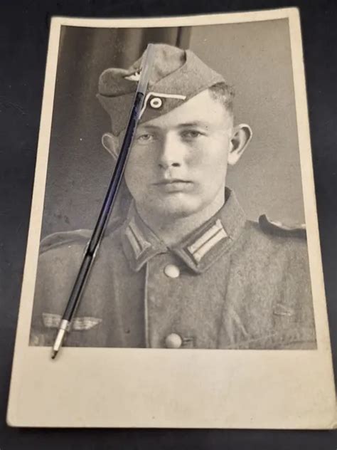 Foto Postkarte Ansichtskarte Soldat In Uniform Schiffchen Heer Kokarde