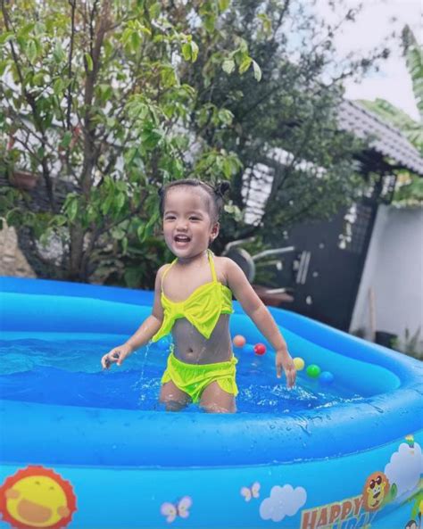Con gái Mạc Văn Khoa diện bikini mảnh siêu cưng loạt biểu cảm hí hửng lại càng gây sốt