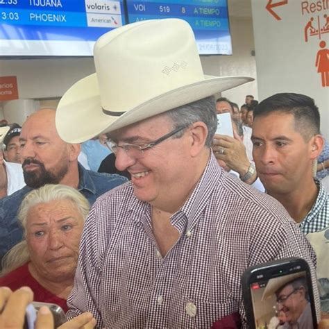 Ebrard es recibido con sombrero y a ritmo de banda en Mazatlán